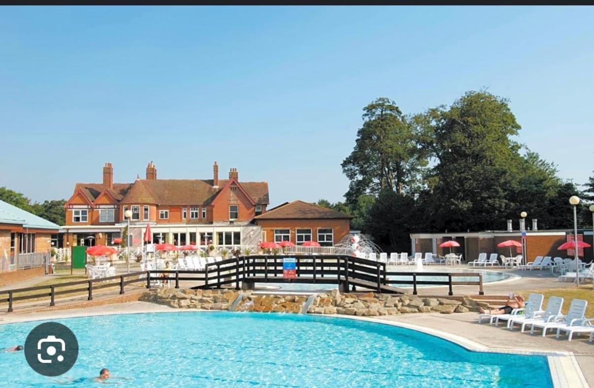 Forest Beach Bashley Park Sway Exterior photo